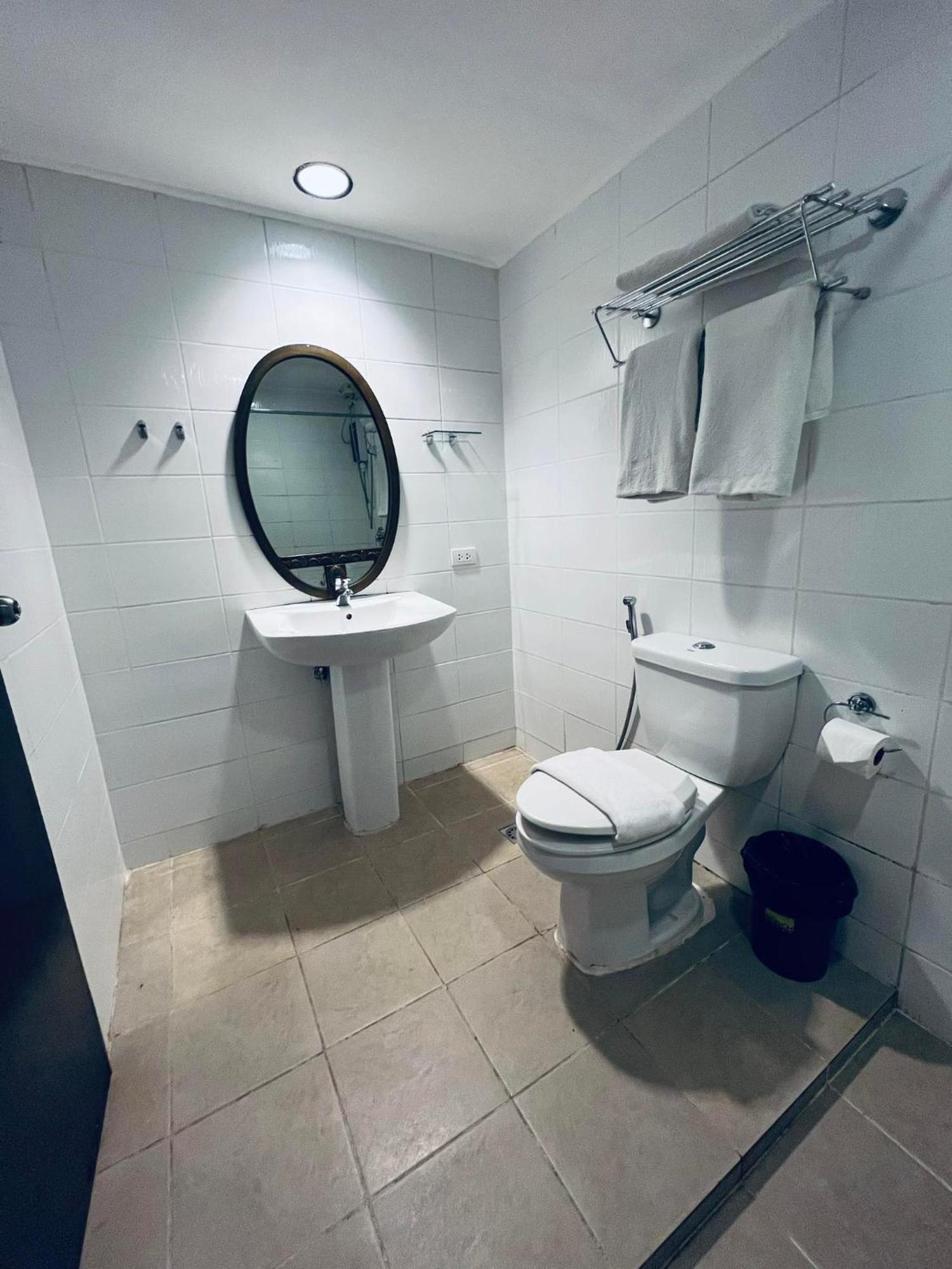 Arzo Hotel Манила Экстерьер фото