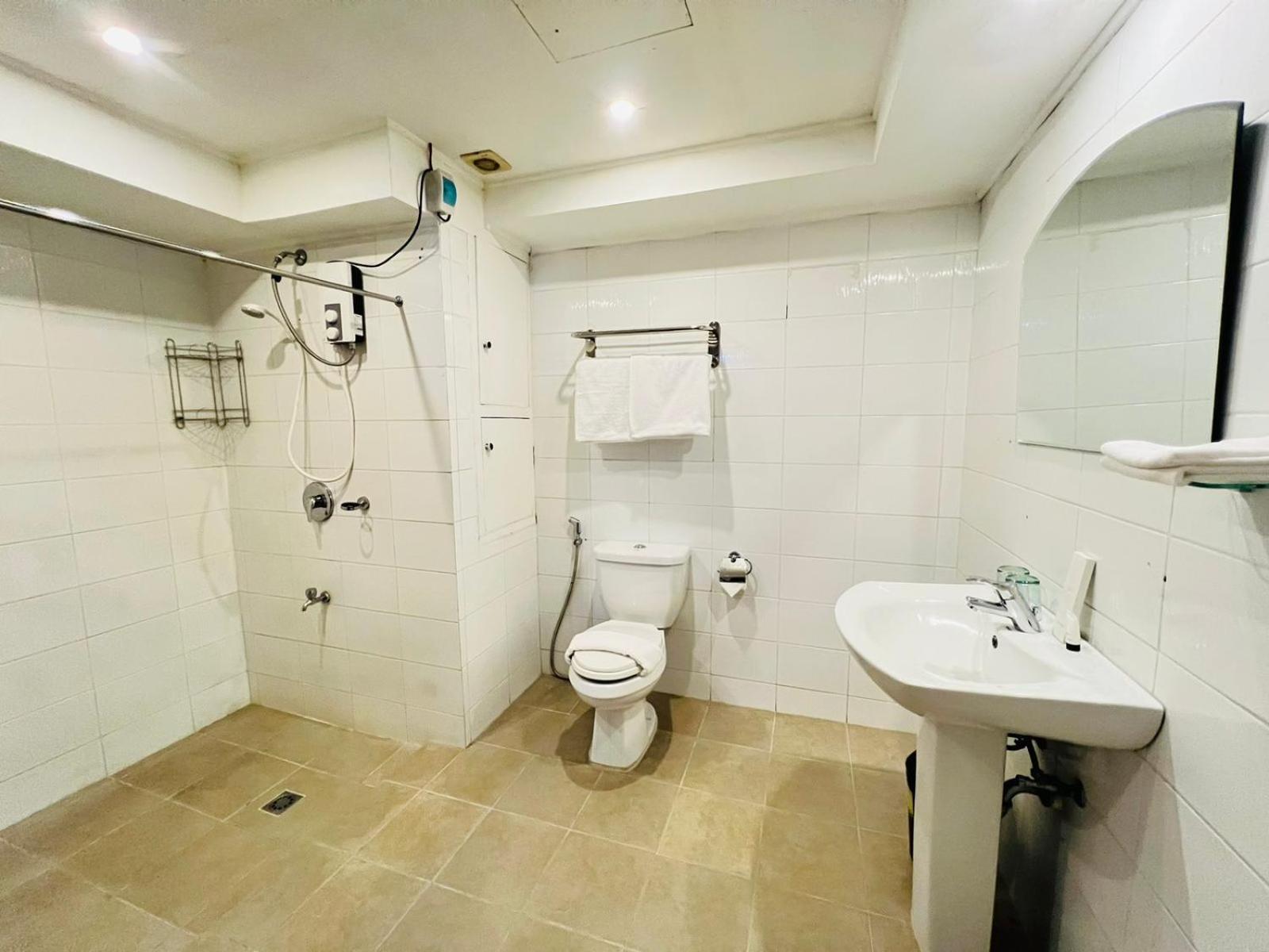 Arzo Hotel Манила Экстерьер фото